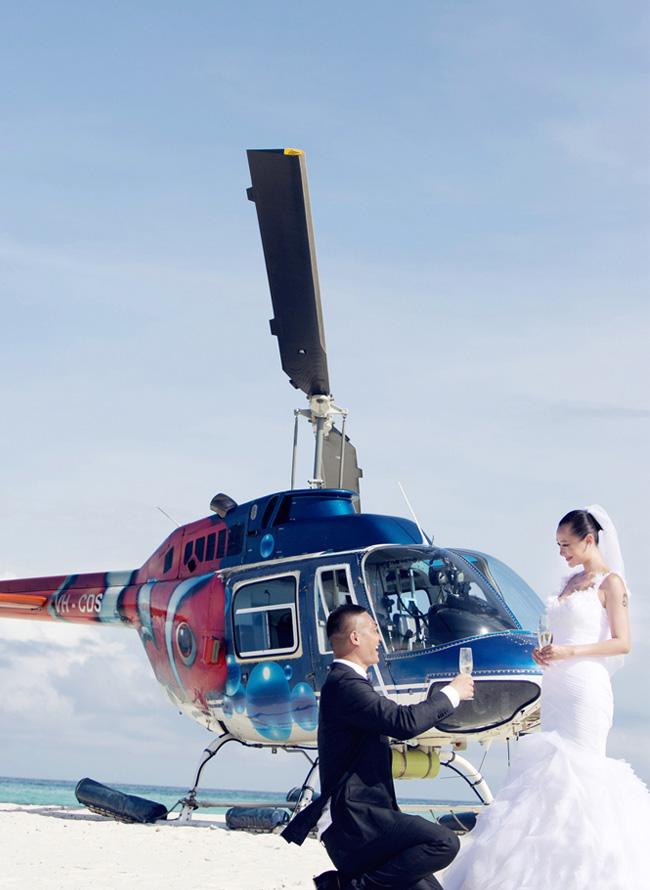 爱戴海岛婚纱照首曝光 乘直升机飞抵澳洲(2)