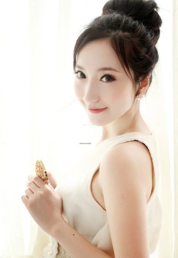 气质美女居家短裙写真笑容迷人(2)