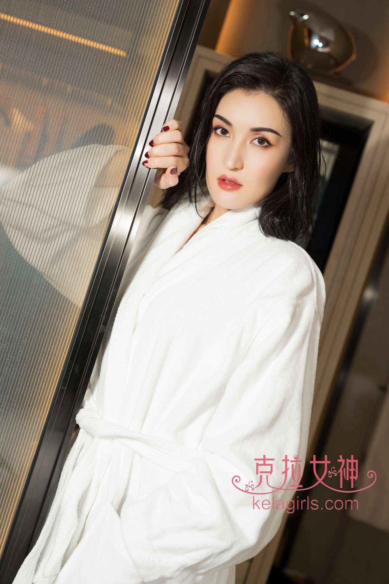 混血美模晒浴室自拍 肤白貌美气质佳(3)
