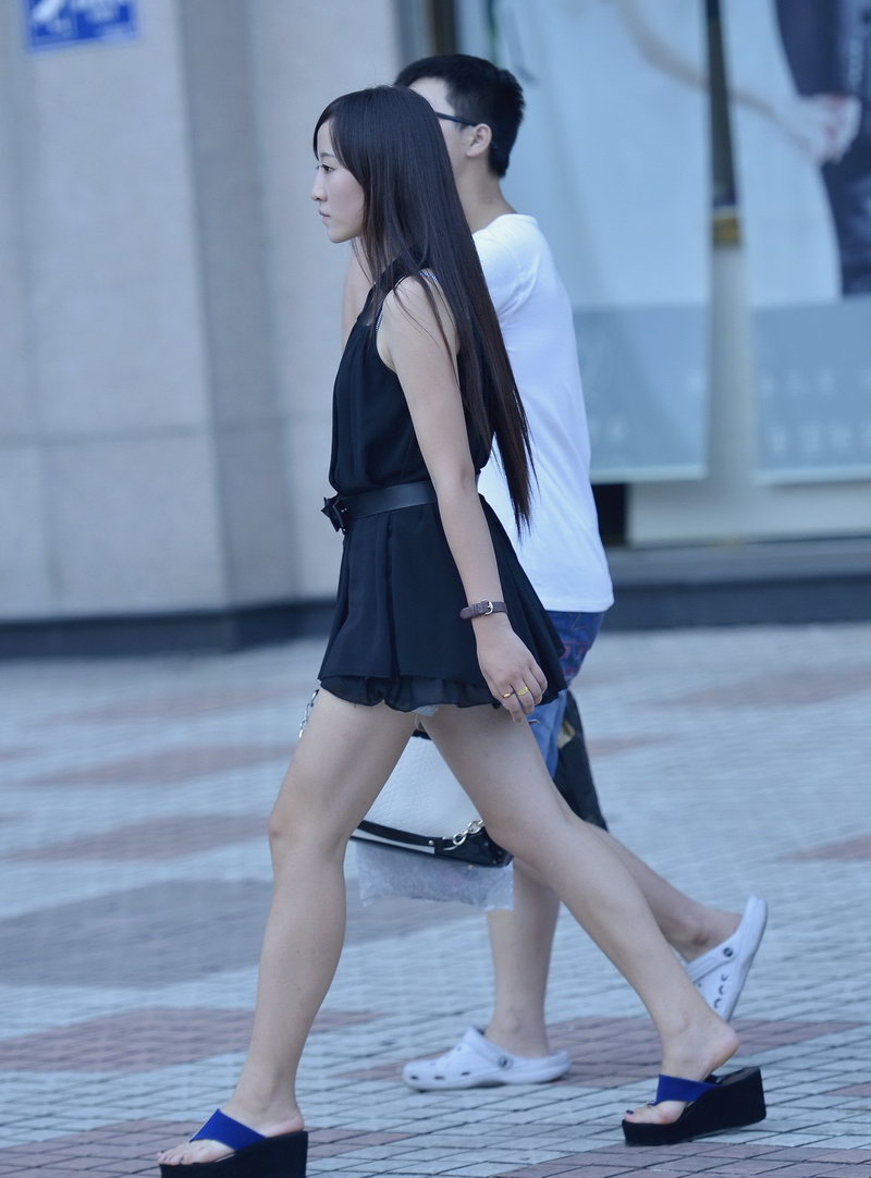 置信广场黑衣短裙美女街拍(1)