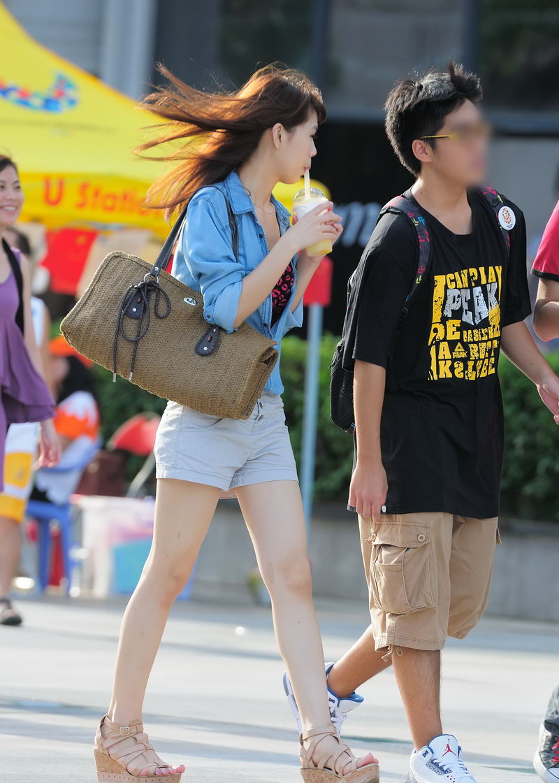 喝奶茶的长腿美女街拍图片(3)