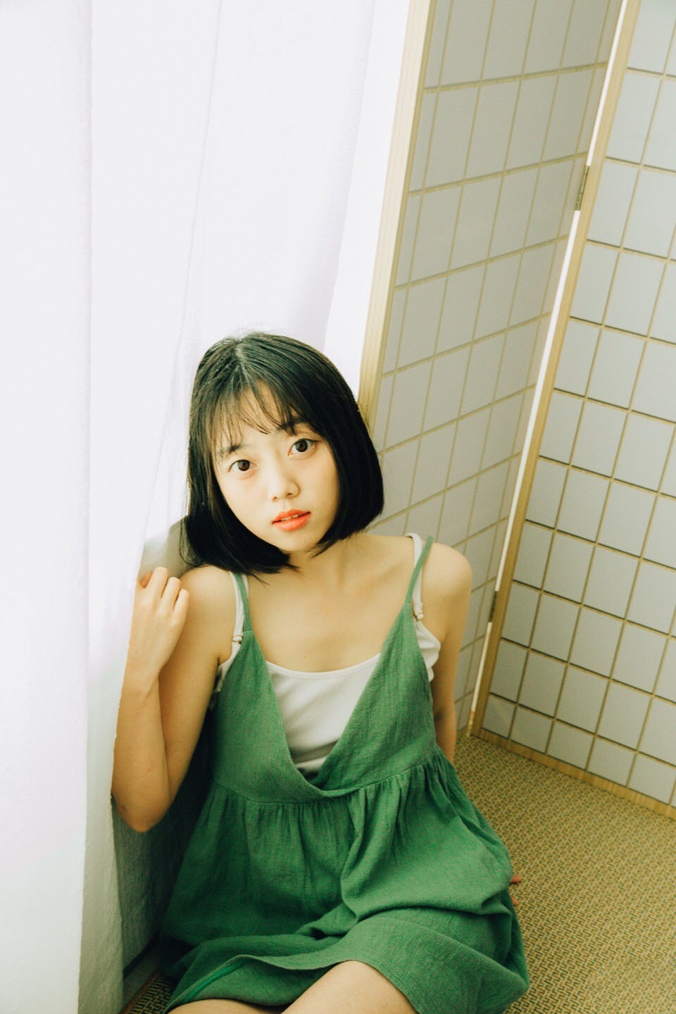 日本短发美女吊带裙性感艺术人体写真(3)
