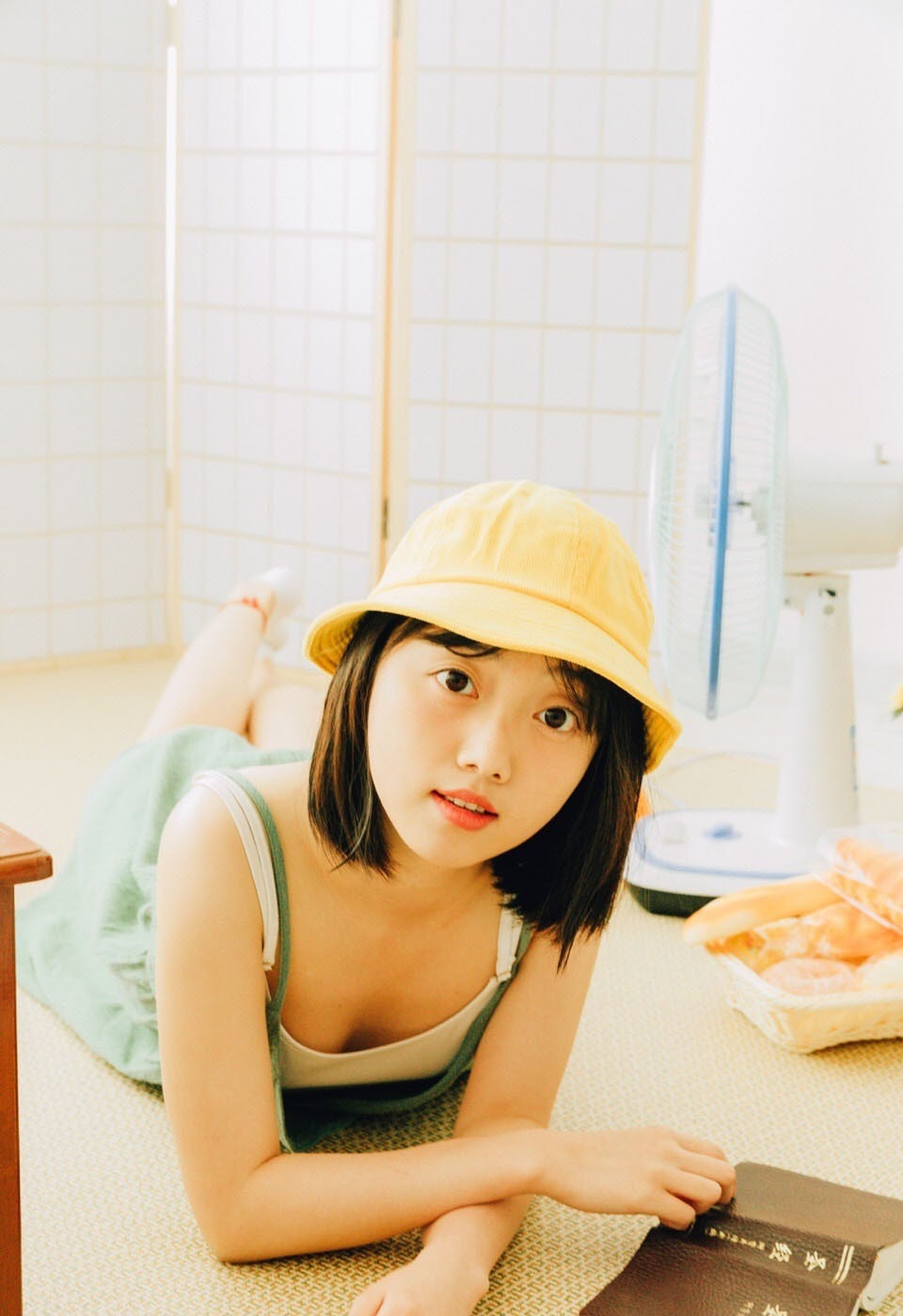 日本短发美女吊带裙性感艺术人体写真(2)