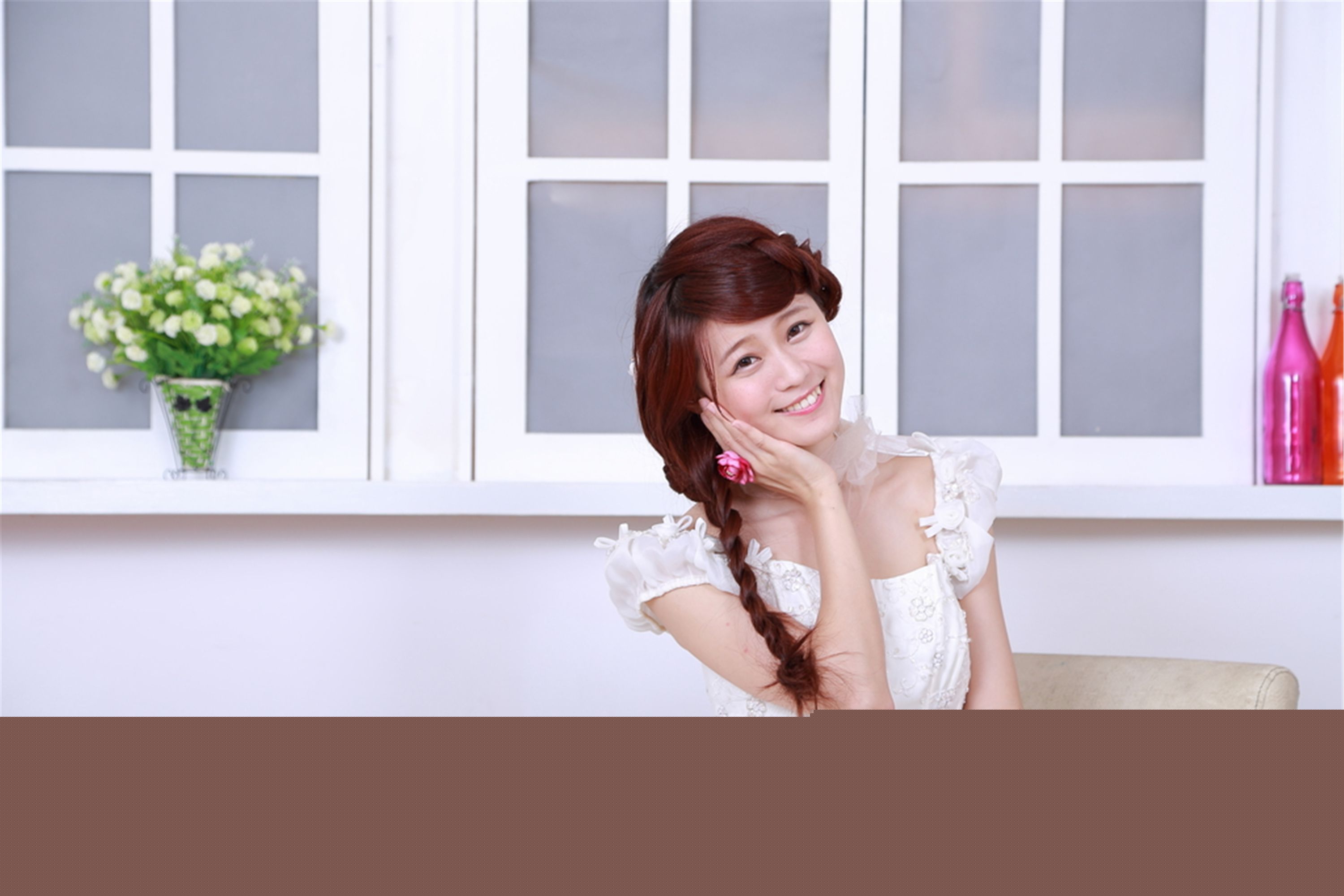 机电系女孩纯白婚纱棚拍套图超高清图片(2)