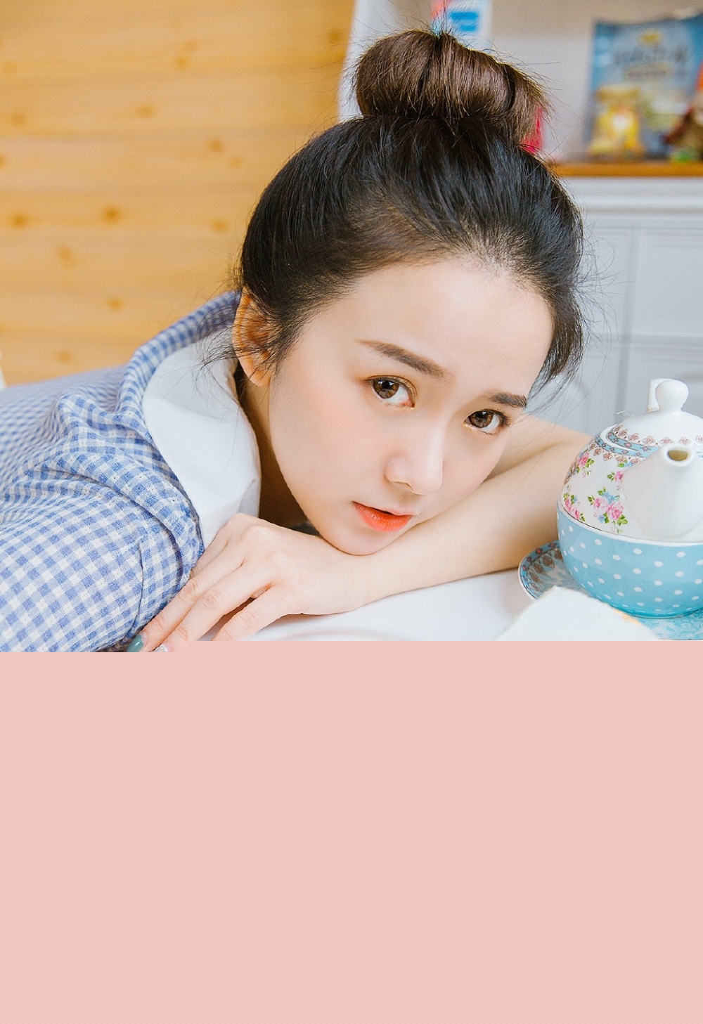 丸子头美女格子长裙清新气质白嫩肌肤写真图片(3)