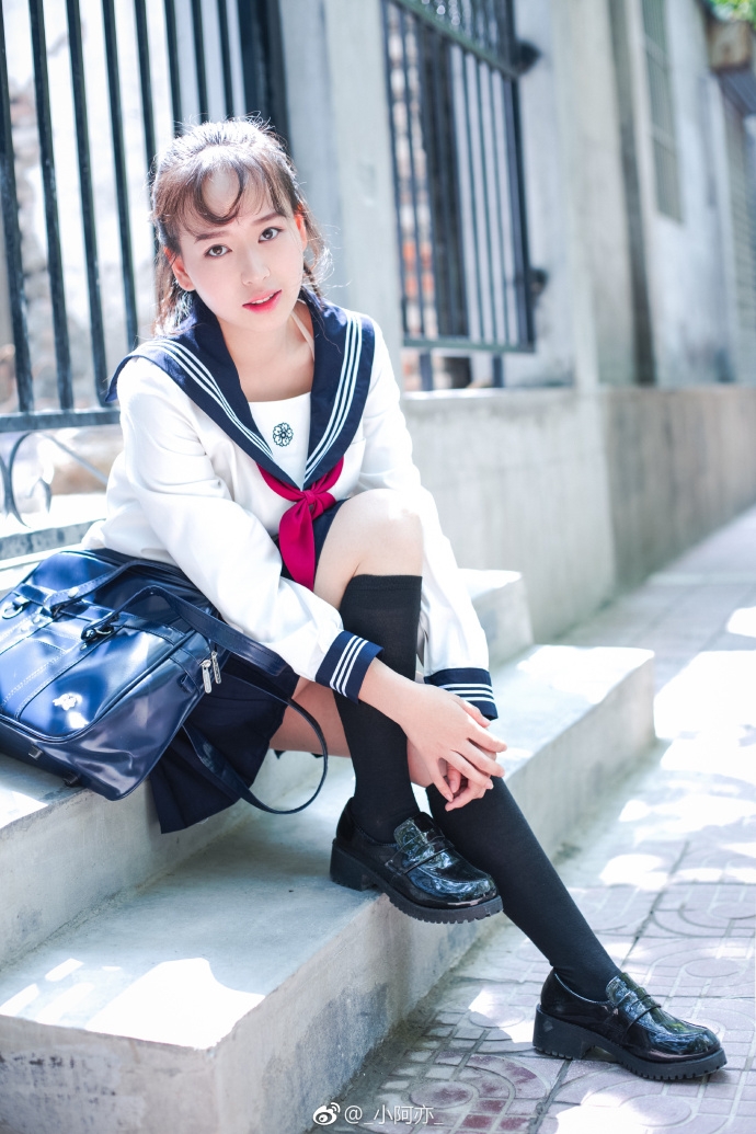 清纯学生妹清澈的眼光在微凉的春风中街拍唯美写真(1)
