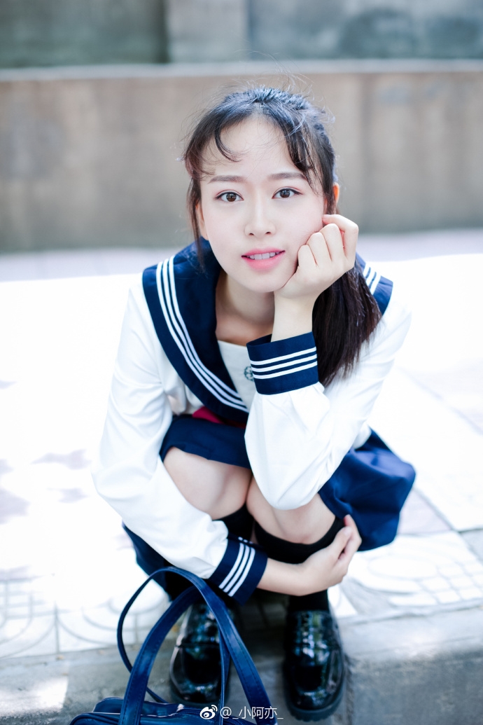 清纯学生妹清澈的眼光在微凉的春风中街拍唯美写真(2)