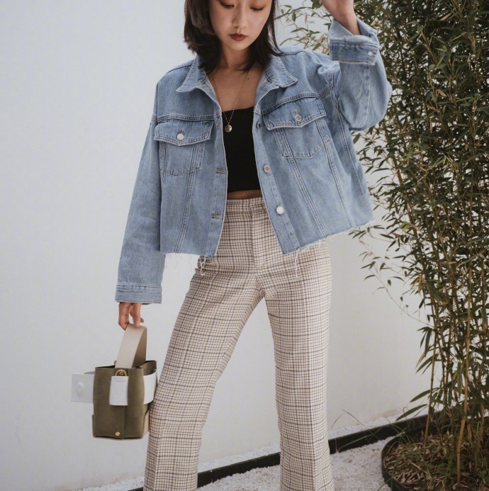 街拍黑暗系短发牛仔裤美女高挑身材图片(1)