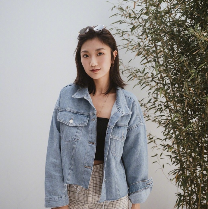 街拍黑暗系短发牛仔裤美女高挑身材图片(2)