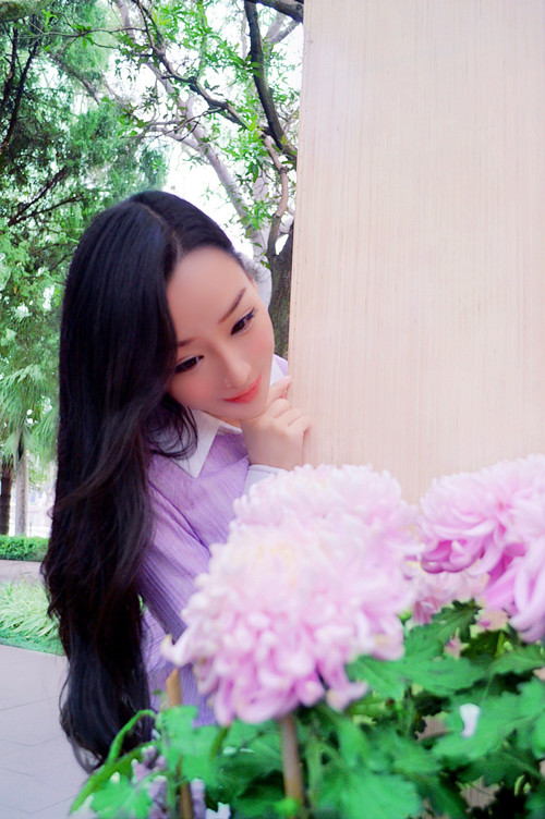 美女模特艾子希花丛唯美写真清纯动人(1)