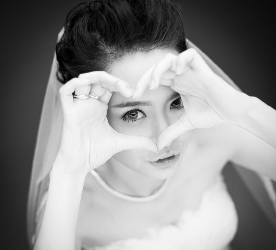 戚薇公布婚讯9月大婚 俏皮婚纱照晒幸福(3)