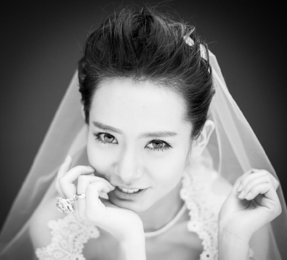 戚薇公布婚讯9月大婚 俏皮婚纱照晒幸福(1)