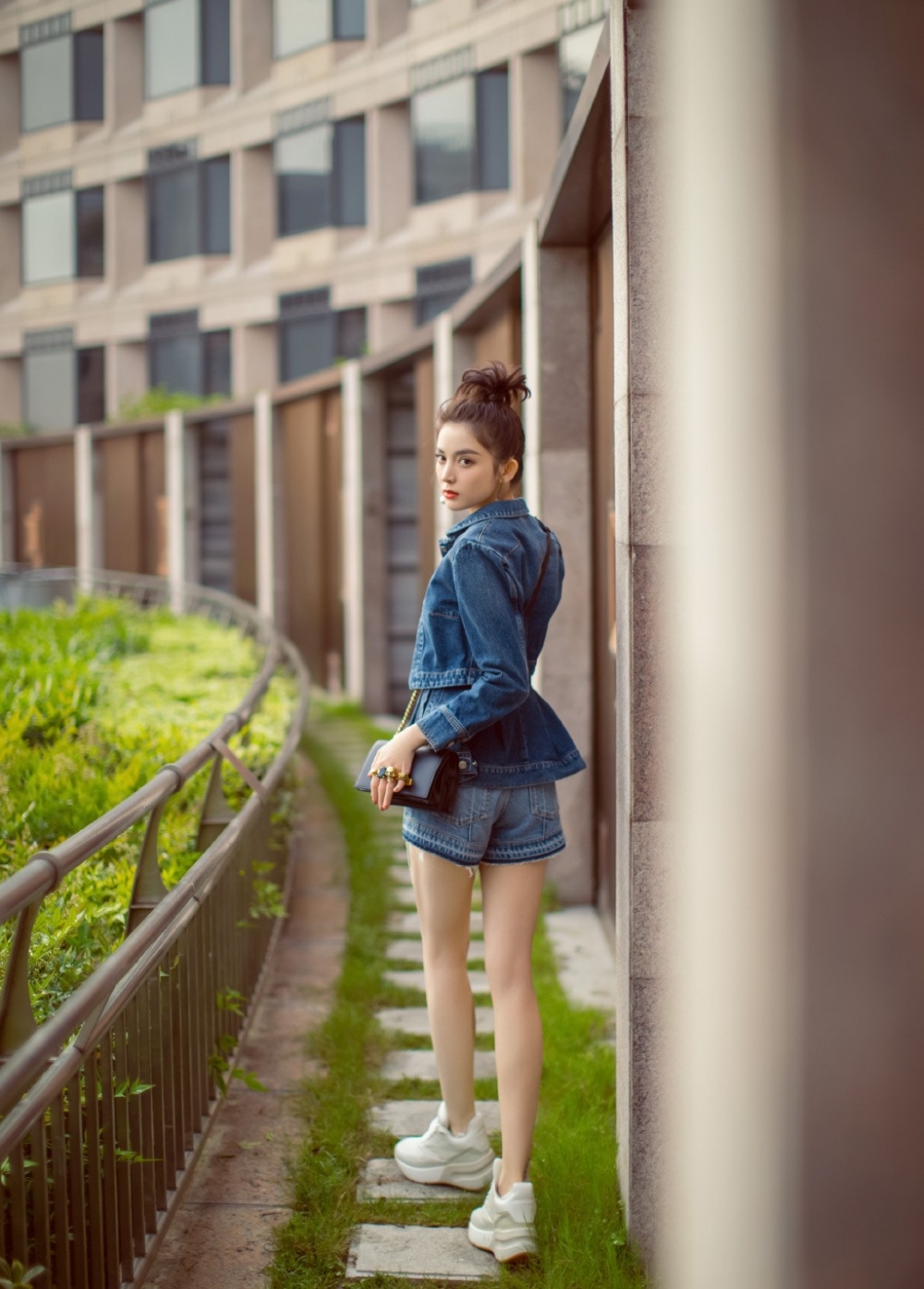 新疆美女艺人古力娜扎白皙美腿性感短裤户外小清新写真(3)