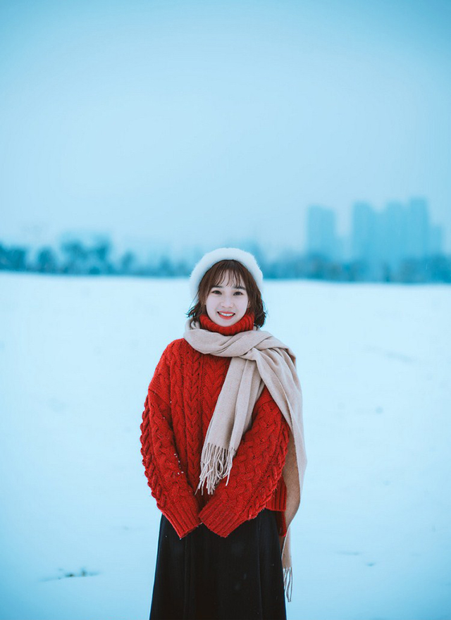 纯净唯美红色毛衣少女下雪天户外美拍(1)