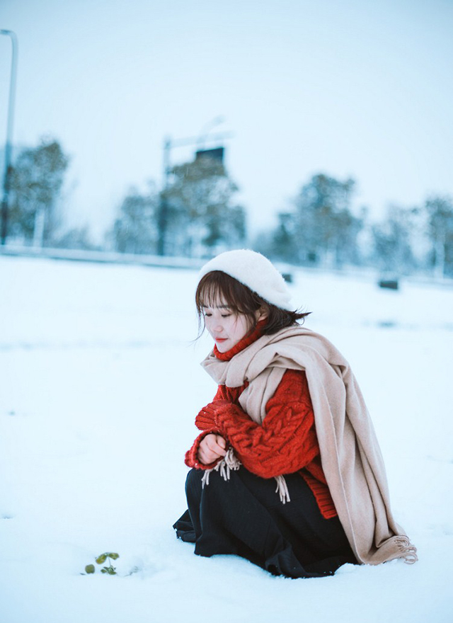 纯净唯美红色毛衣少女下雪天户外美拍(2)