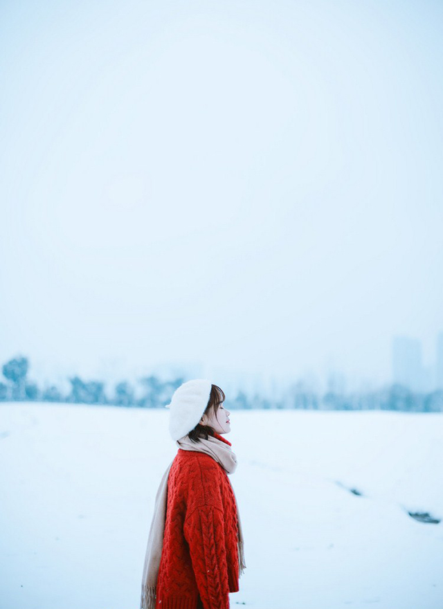 纯净唯美红色毛衣少女下雪天户外美拍(3)