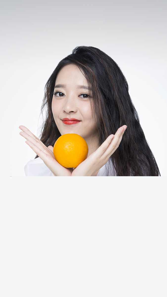 穿白衬衫披着长发的美女
