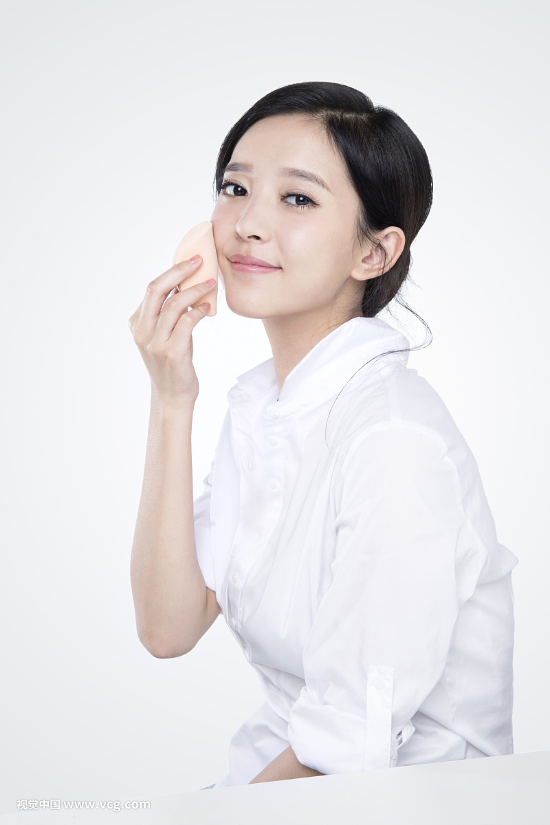 面容清新的长发美女