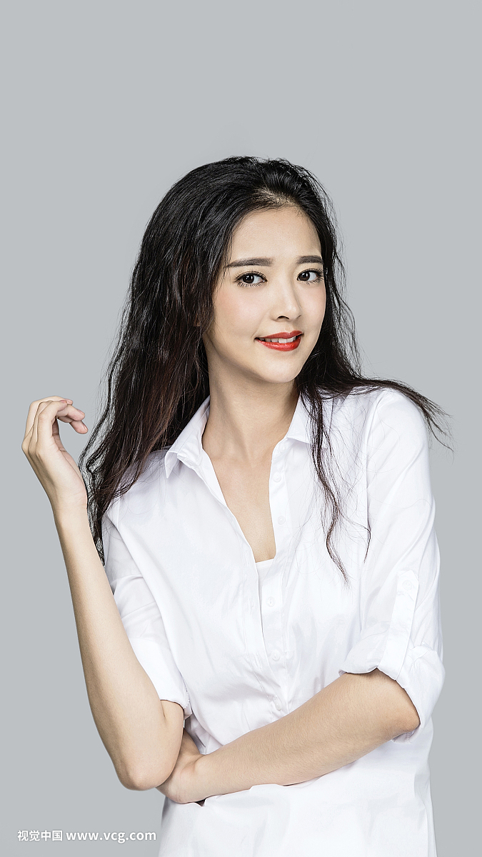 站在灰色背景下的美女