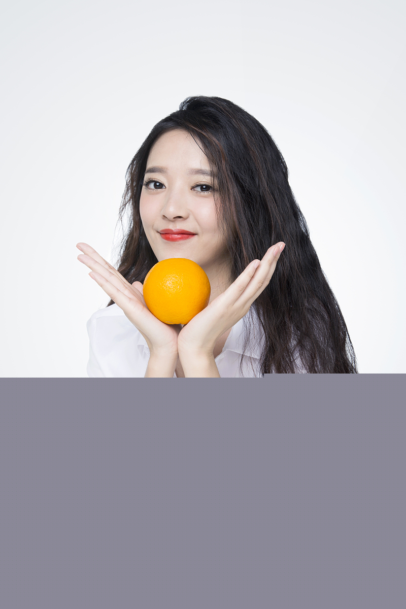 穿白衬衫披着长发的美女