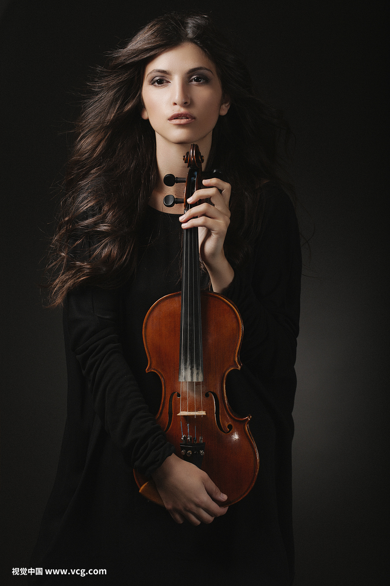一个新鲜可爱的女人拿着小提琴的肖像