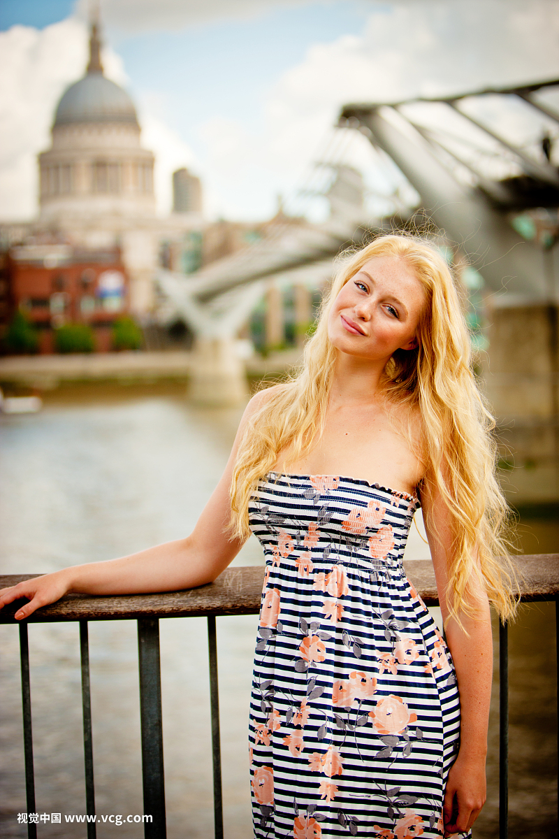 美丽的年轻女子在伦敦享受夏天