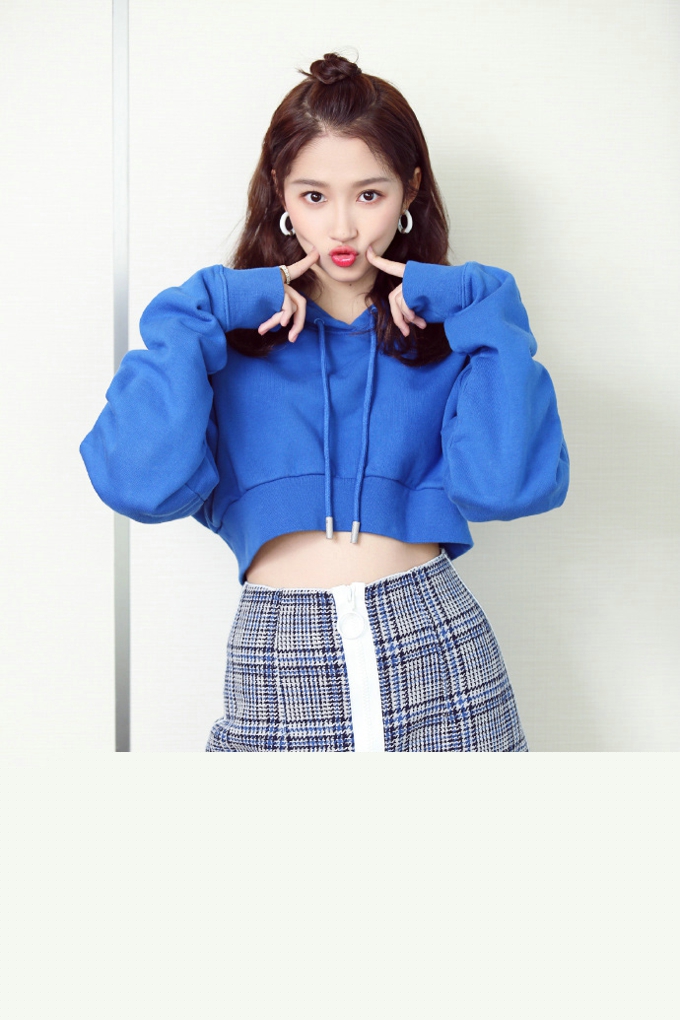 关晓彤《凤囚凰》发布会造型短裙美腿性感写真(2)
