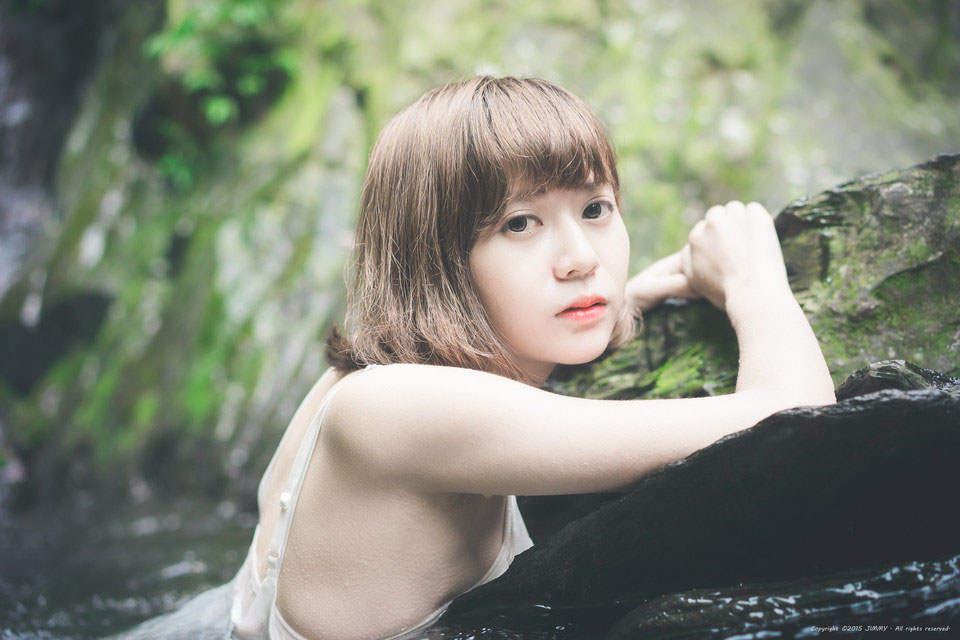 短发清纯雪白肌肤美女户外湿身(1)