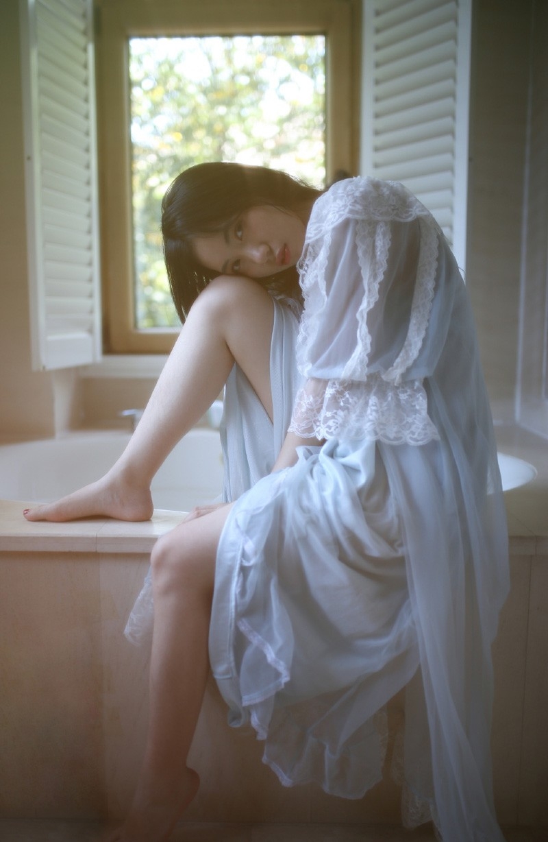 早安少女飘逸长发白色连衣裙清纯气质室内个人写真(2)