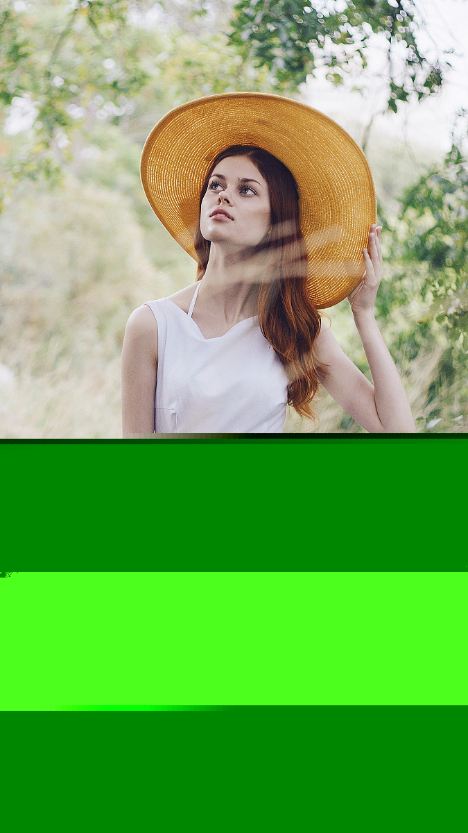高加索妇女戴帽子走在高大的草地