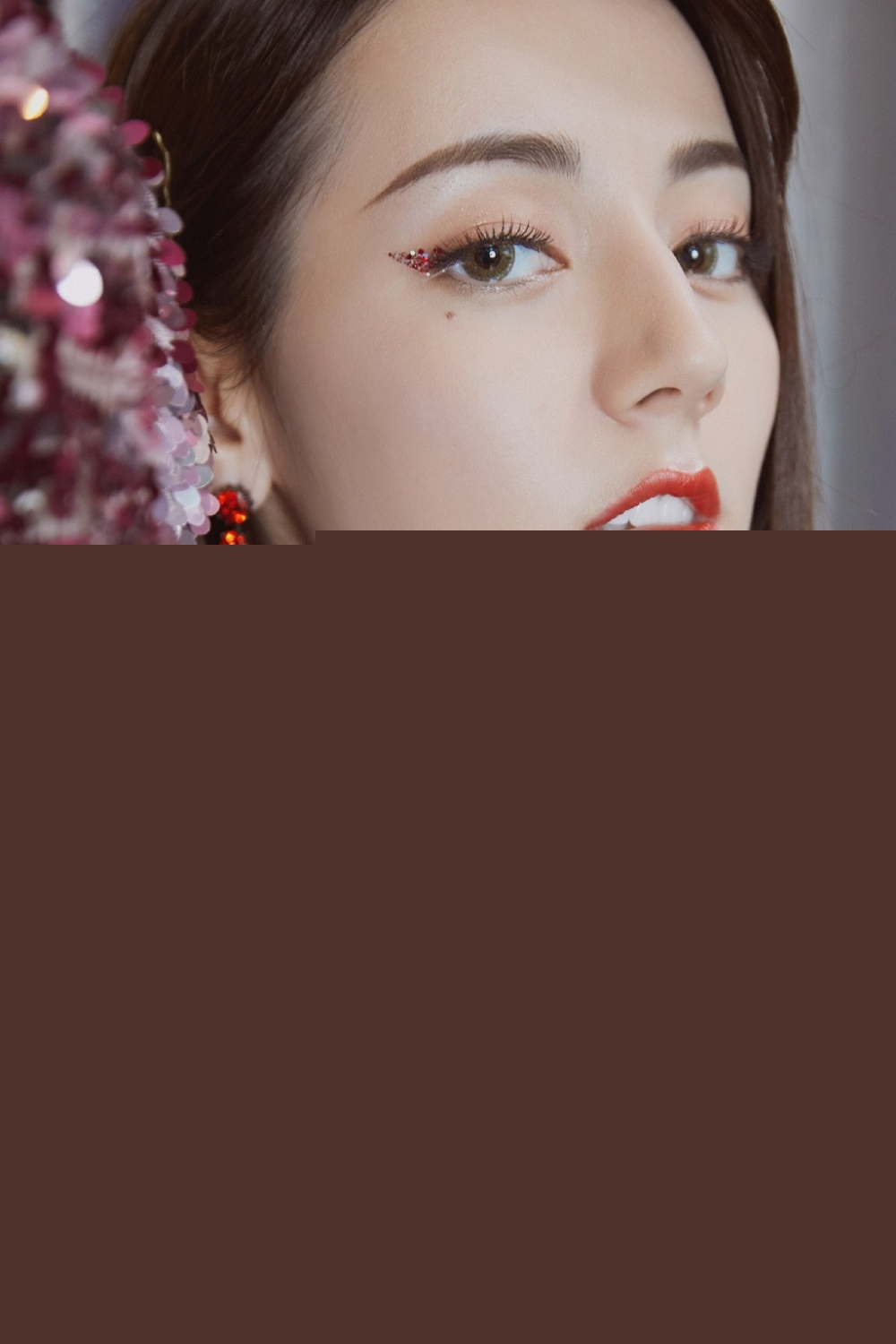 精致妆容美女迪丽热巴吸晴闪耀长裙香艳火辣写真图片(1)