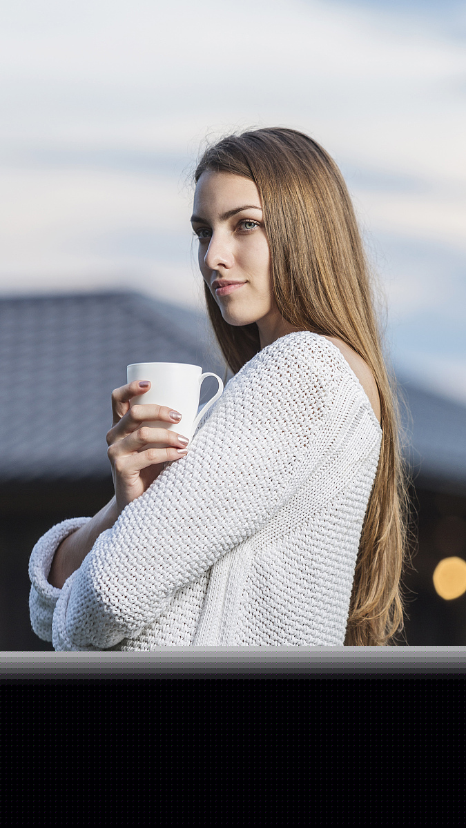美丽的年轻女子,户外咖啡杯