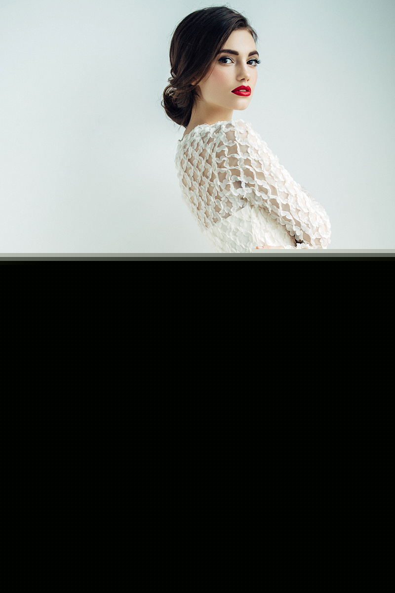 美丽的女人穿鸡尾酒礼服