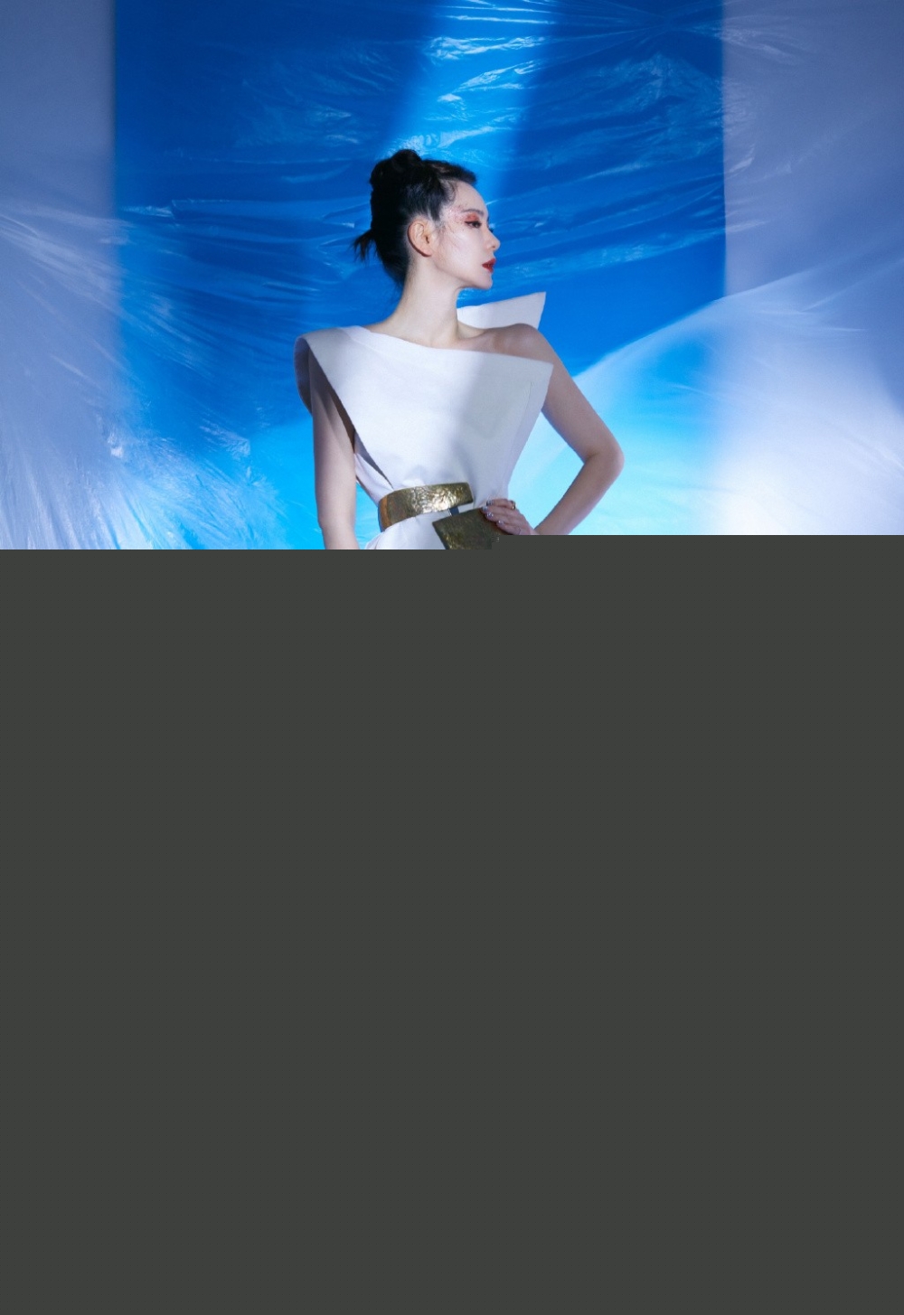 冷艳少女戚薇梦幻白色长裙图片(1)