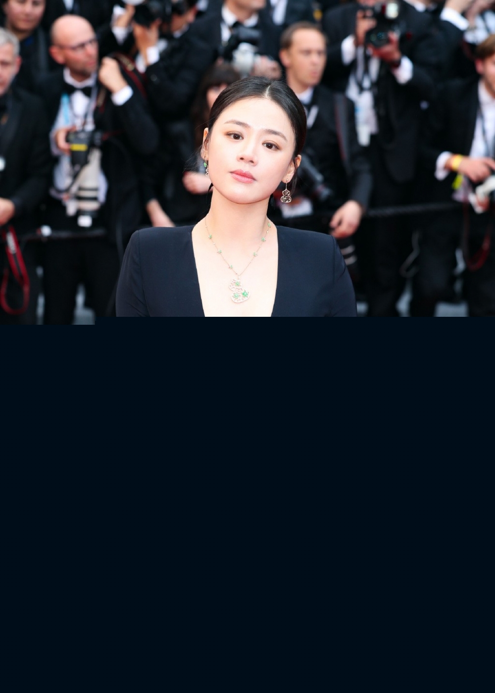 背头美女马思纯养眼火辣黑色开胸长裙活动照图片(3)