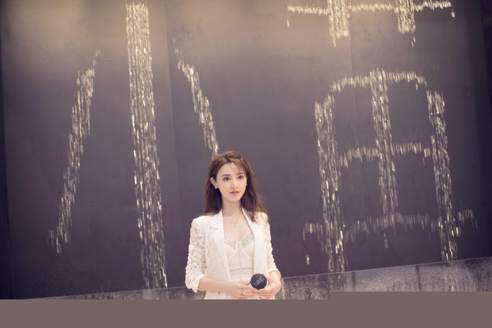 俏皮可爱美女彭小苒长腿精致短裙优雅活动照图片(1)