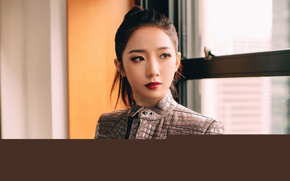 孟美岐抚媚电眼御姐气质明星壁纸(3)