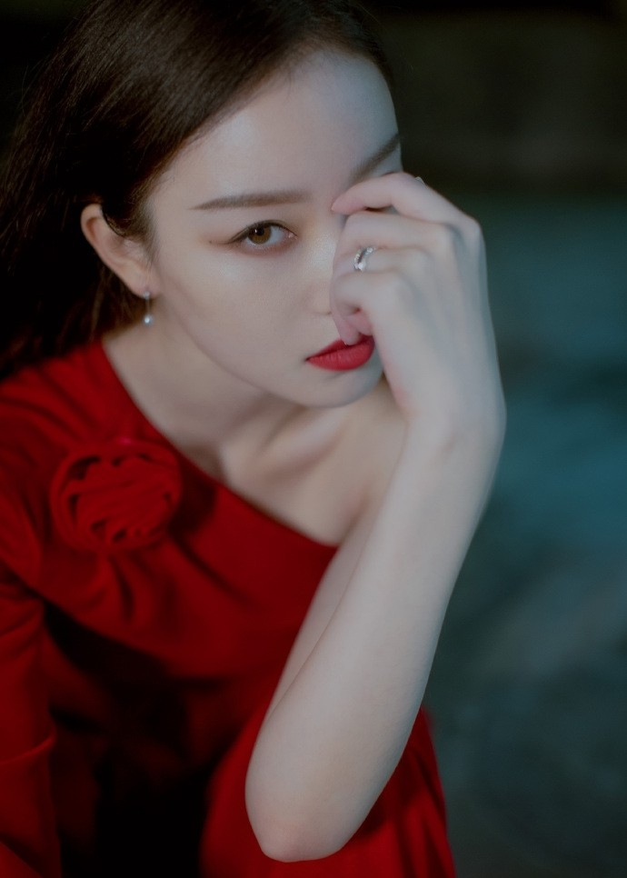邪魅妖娆美女倪妮露肩香艳红裙撩人气场火辣优雅写真图片(1)