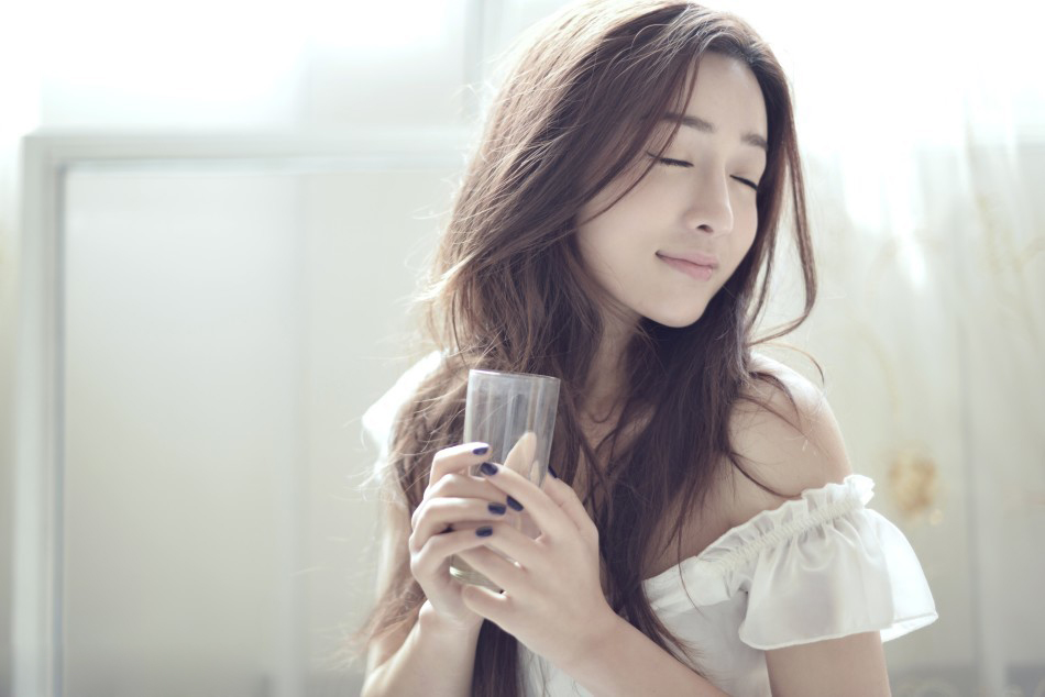 何彦霓拍摄新写真展优雅女性气质(2)