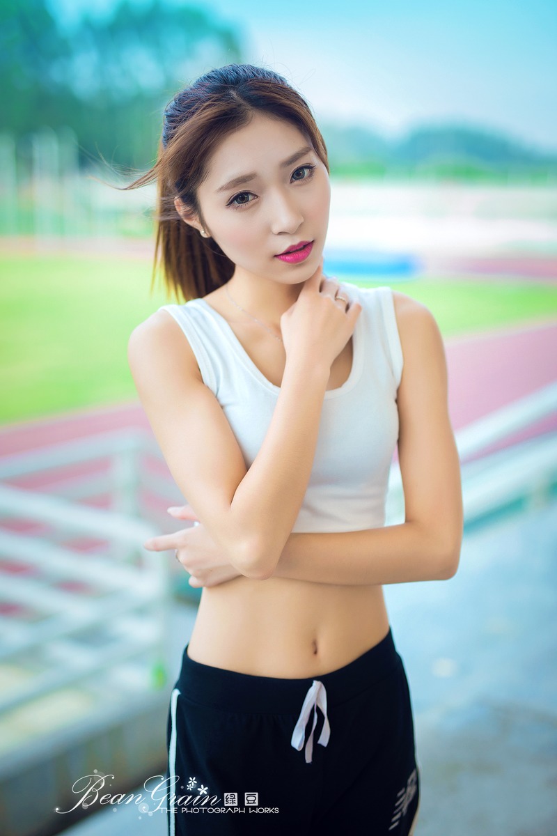 爱跑步的校园运动装美女(2)