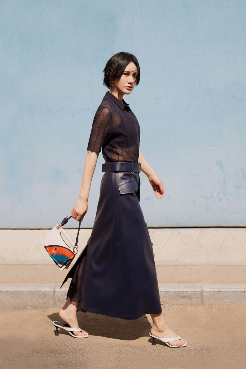 短发美女尚雯婕透明纱裙火辣内衣户外养眼写真(3)