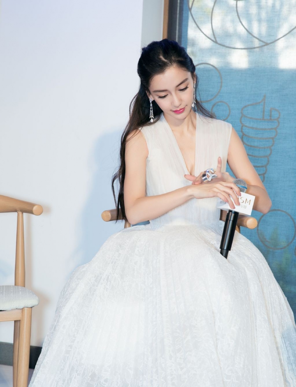 欧诗漫代言人angelababy白色长裙仙气十足写真集(1)