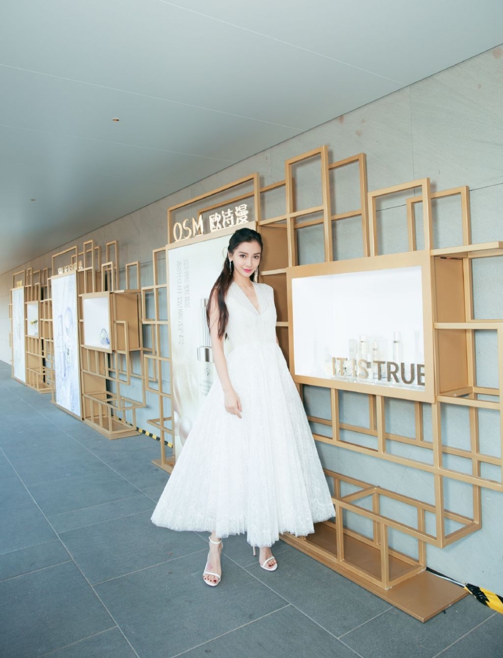 欧诗漫代言人angelababy白色长裙仙气十足写真集(3)