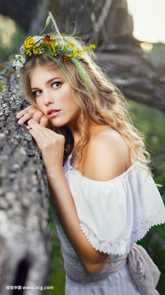 美丽的女人在树林里的肖像