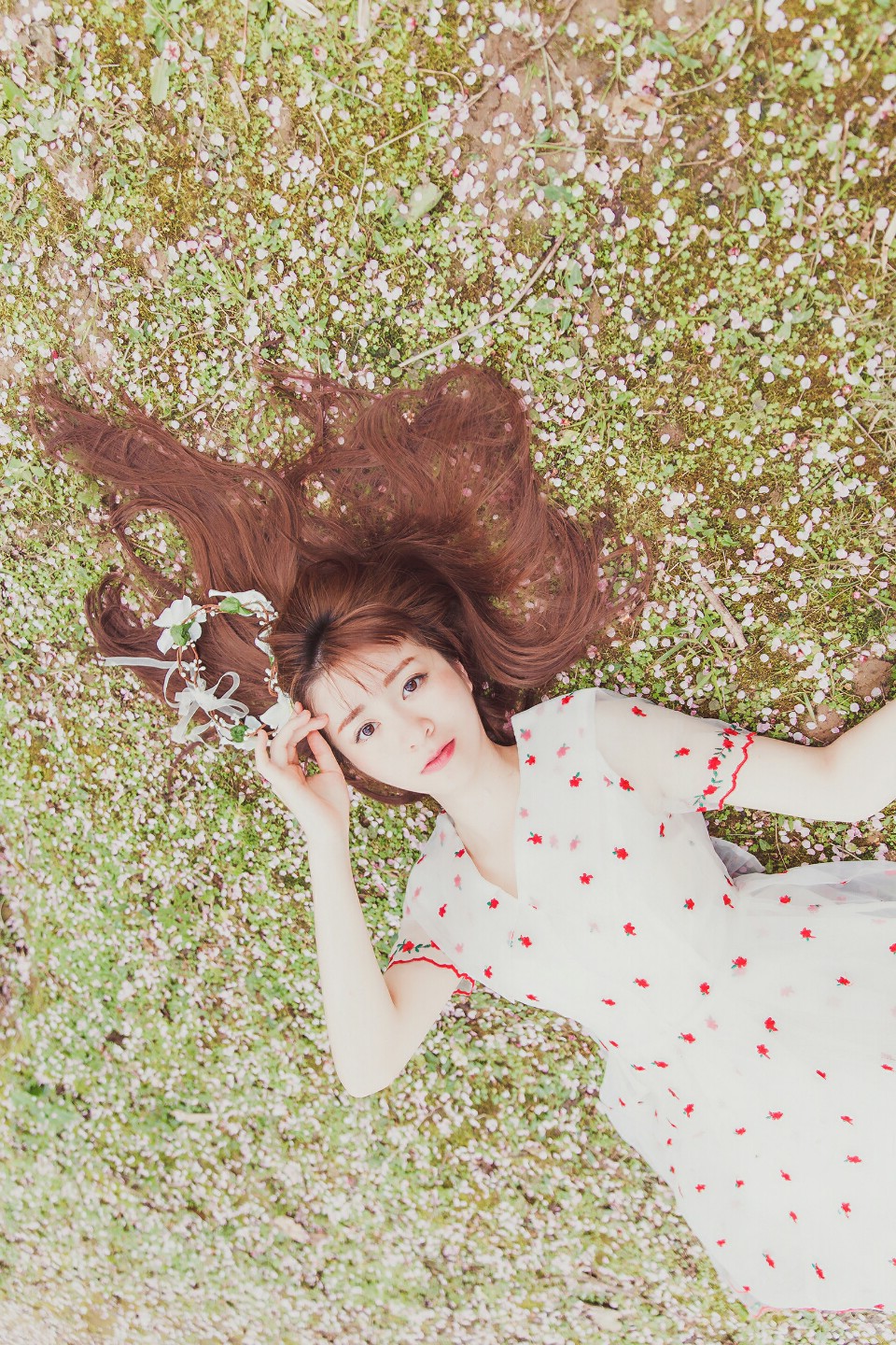清纯美女躺在地上玩写真(3)