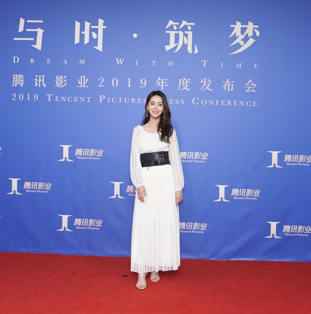 甜美气质长发美女吴谨言白裙优雅嘉宾明星写真图片(2)