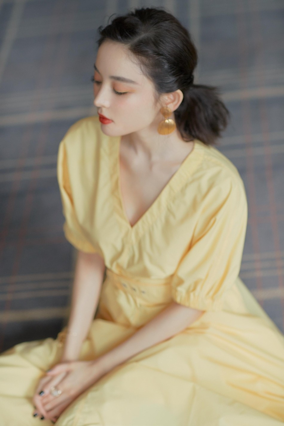 甜美成熟少女娜扎酥胸美腿黄色短裙小清新写真图片(1)
