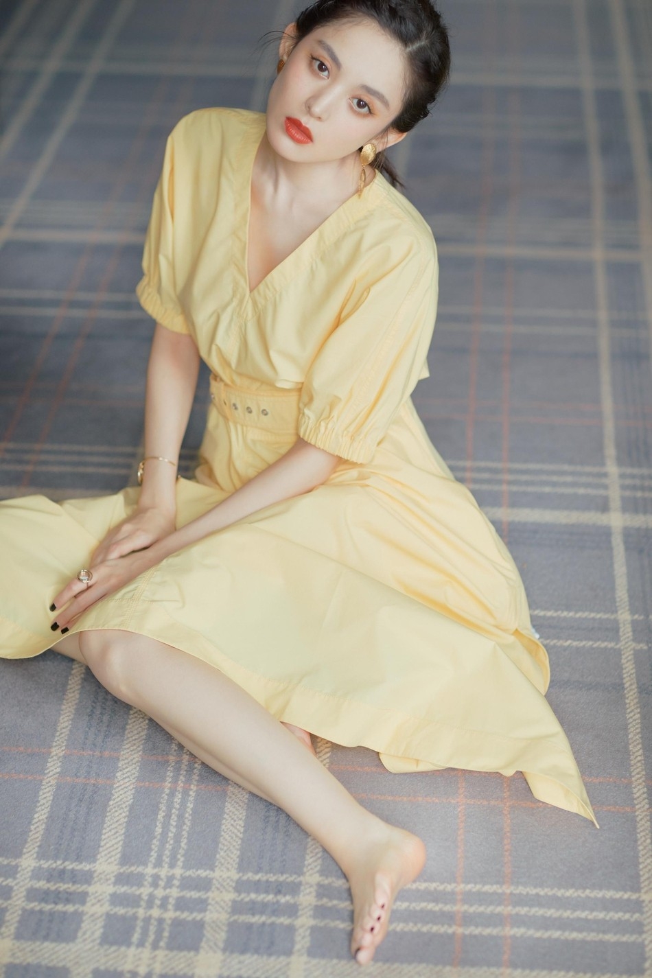 甜美成熟少女娜扎酥胸美腿黄色短裙小清新写真图片(3)