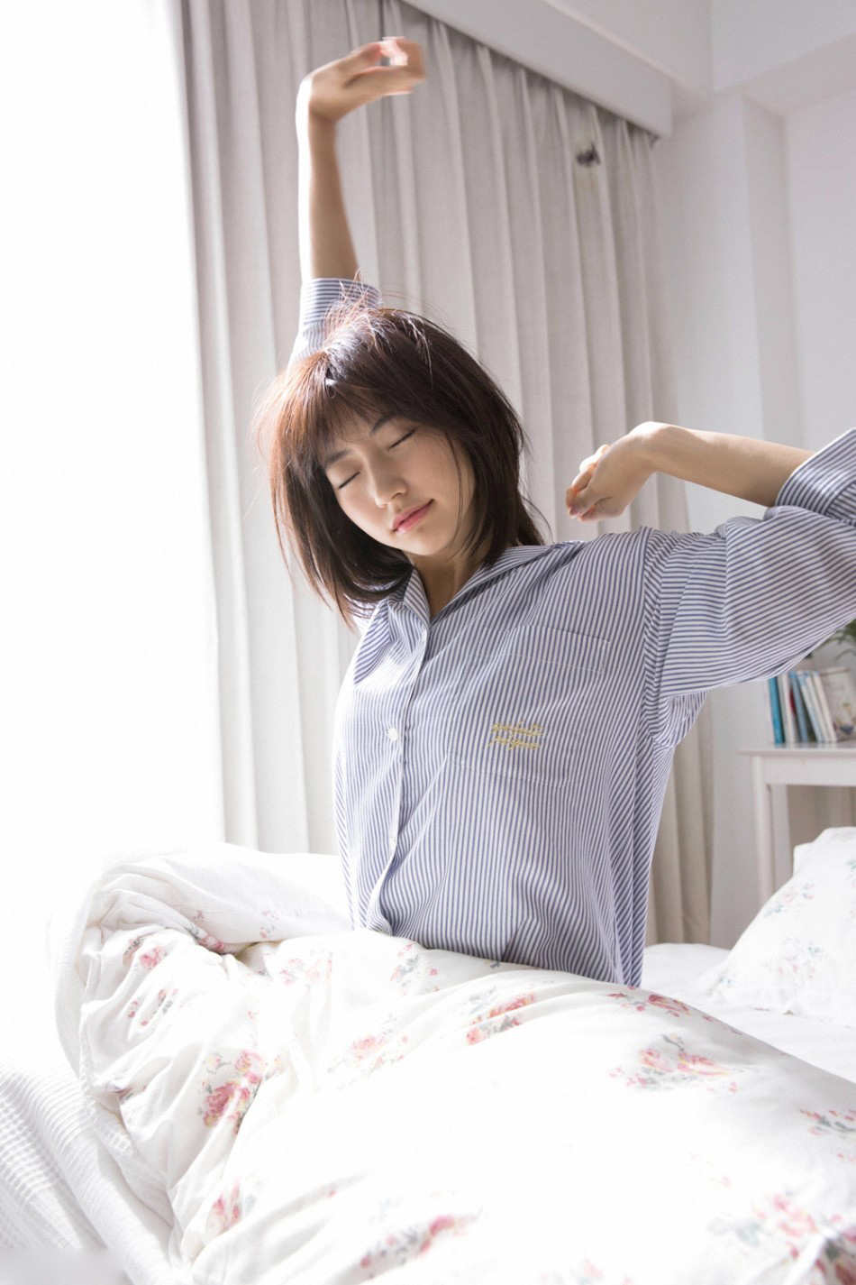衬衫美女武田玲奈慵懒睡姿美照(3)