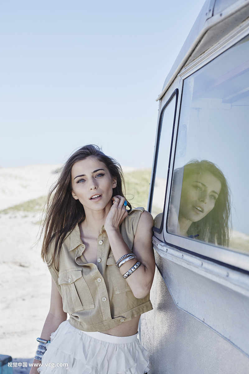南非,开普敦,站立在大篷车旁边的年轻女子肖像